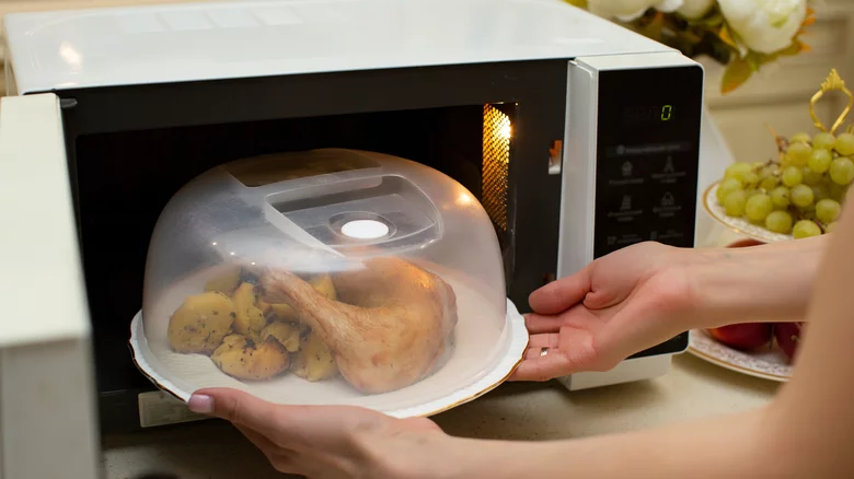 https://www.implasticfree.com/wp-content/uploads/2023/08/Why-you-should-switch-to-plastic-free-microwave-covers.webp